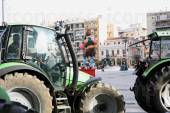 ΠΑΤΡΑ: ΠΟΡΕΙΑ ΔΙΑΜΑΡΤΥΡΙΑΣ ΑΓΡΟΤΩΝ ΜΕ ΤΡΑΚΤΕΡ ΣΤΟ ΚΕΝΤΡΟ ΤΗΣ ΠΟΛΗΣ
